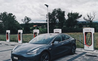 Voiture électrique: avantage Tesla ou Toyota?